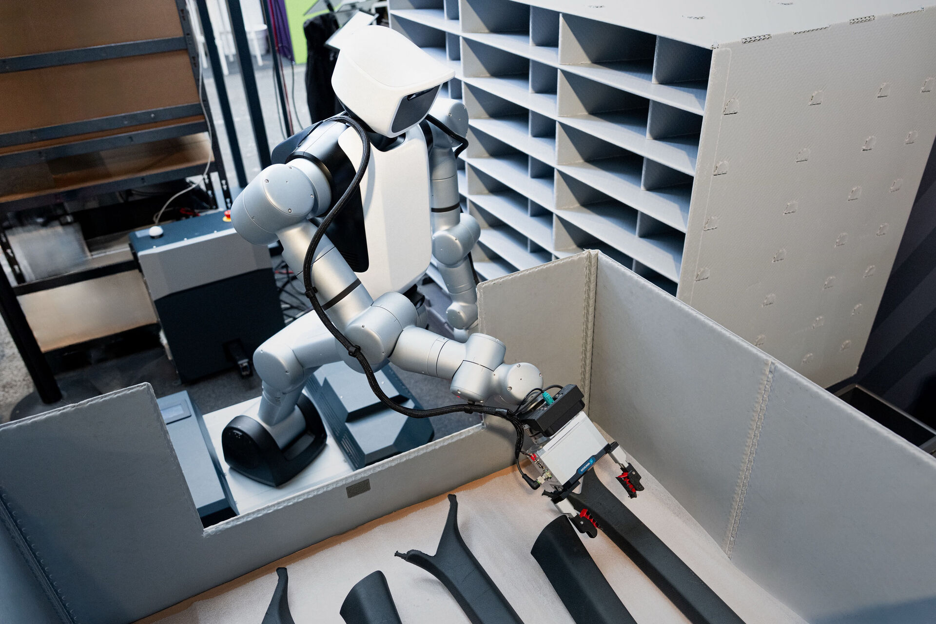 奥迪工厂每天要按顺序配约100万次零件:Agile Robots的移动人形机器人开始在英戈尔施塔特试岗