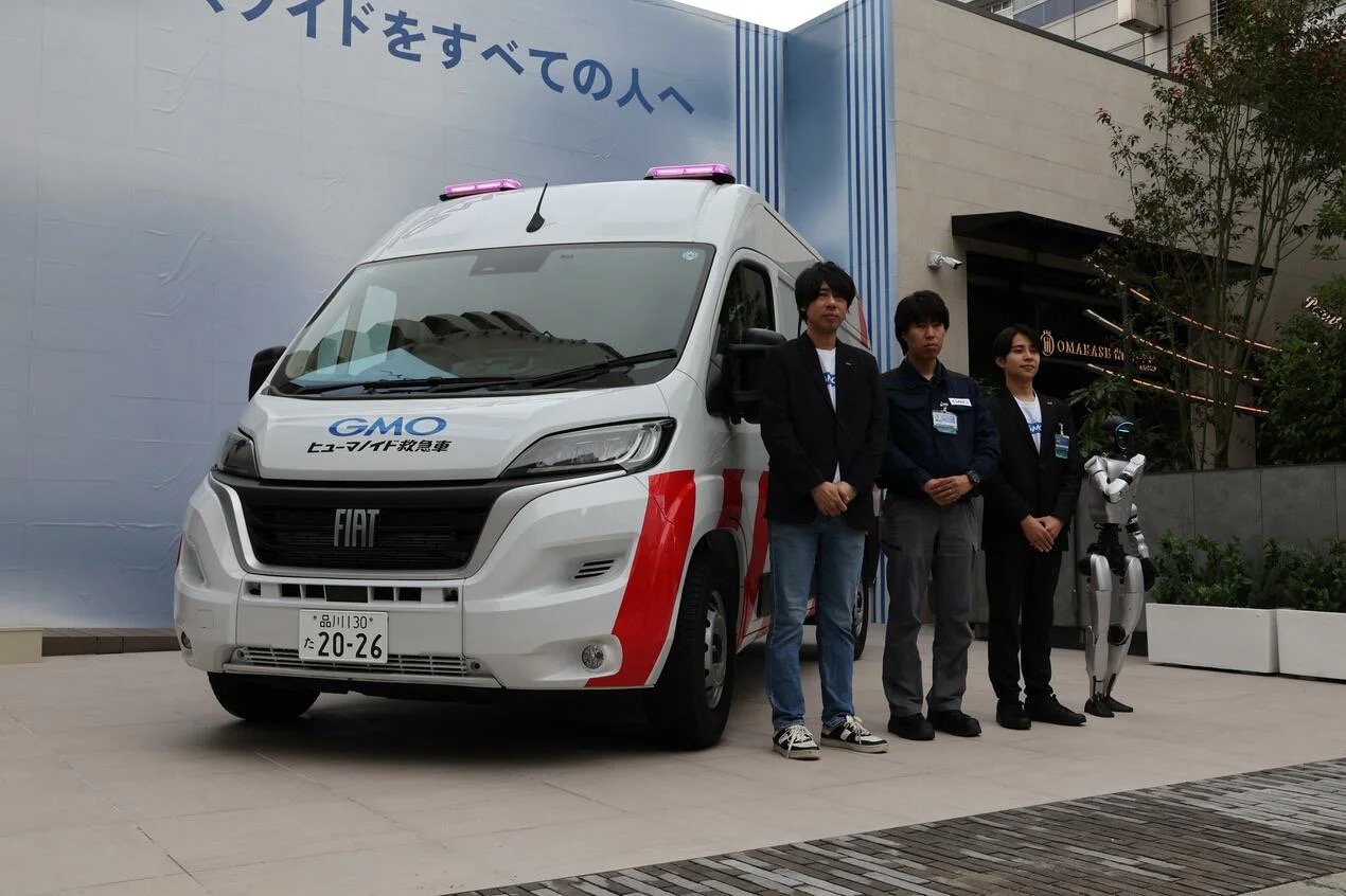 东京给人形机器人开了辆救护车：担架、吊架、随车工程师都配齐了
