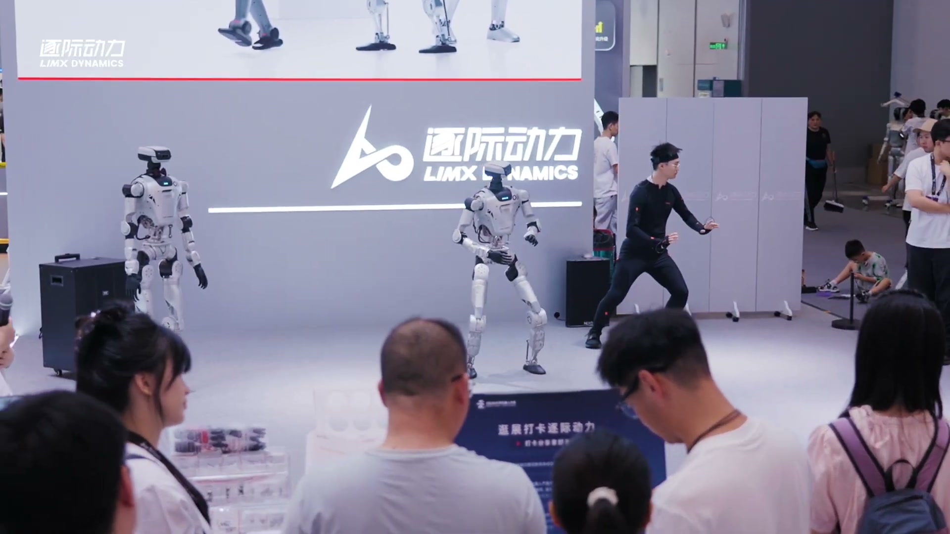 逐际动力WRC 2026展台实拍：人形机器人跳舞并复现人体动作